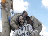 Американца Дональда Петита извлекают из капсулы после успешного приземления