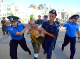 Femen использовали ребенка в очередном полуголом перфомансе против Евро-2012