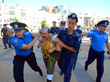Femen использовали ребенка в очередном полуголом перфомансе против Евро-2012 Femen использовали ребенка в очередном полуголом перфомансе против Евро-2012