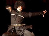 Житель Ставрополья на светофоре вылез из машины пострелять из пистолета и станцевать лезгинку Житель Ставрополья на светофоре вылез из машины пострелять из пистолета и станцевать лезгинку