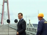 Проверку хода восстановительных работ на дороге Седанка - Патрокл Медведев провел по пути на остров Русский, где уже в сентябре должен пройти саммит АТЭС