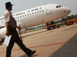 В КНР десять пассажиров, которые оказали помощь в предотвращении захвата самолета в Синьцзян-Уйгурском автономном районе получили от правительства в награду по 100 тыс. юаней (15,7 тыс. долларов)