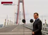 Дмитрий Медведев, обращаясь на церемонии открытия моста к рабочим и жителям города, премьер подчеркнул, что мост в конечном счете возводился именно для них