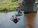 В Твери установили рекорд - 135 роуп-джамперов вместе прыгнули с моста (ВИДЕО)