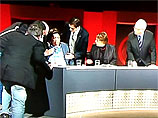 Женщина-депутат возмутила австралийцев поведением на шоу, где политик рухнул без сознания на стол (ВИДЕО)