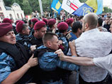 Обстановка в Киеве накаляется: спикер Рады ушел в отставку, бойцы "Беркута" сражаются с митингующими