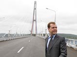 Вантовый мост через залив Золотой Рог - объект, строящийся во Владивостоке к саммиту АТЭС, - пока не готов к эксплуатации. После того как накануне в символической церемонии его открытия принял участие глава правительства, мост снова закрыли для пешеходов
