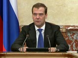Премьер Медведев предложил не спешить с выполнением оборонного заказа, который утвердил будучи президентом