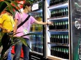 Бесплатное охлажденное пиво от одного из спонсоров Чемпионата Европы по футболу свело с ума спортивных журналистов, которые окружили холодильник и обчистили его за считанные минуты