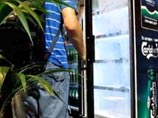 Журналисты Евро-2012 за три минуты обчистили холодильник с бесплатным пивом (ВИДЕО)