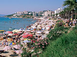 Турецкие власти лишили курортников шезлонгов и зонтиков после того, как обслуживающий персонал двух пятизвездочных отелей устроил на берегу побоище в споре из-за двух десятков метров пляжа