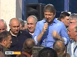8 июля Александр Ткачев выступил перед жителями наиболее пострадавшего от стихии Крымска, где также говорил о нежданной беде, однако убедить жителей ему не удалось 8 июля Александр Ткачев выступил перед жителями наиболее пострадавшего от стихии Крымска, где также говорил о нежданной беде, однако убедить жителей ему не удалось