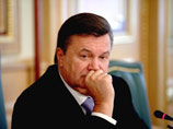 Противники Януковича поздравили его с днем рождения. Ему куплены чемодан и билет, а Каддафи и Хуссейн передали "привет" с того света
