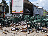 В литовском городе Канаусе случилось ДТП: у прицепа фуры прорвался брезент и на тротуар вывалились десятки ящиков со свежим пивом (грузовик только выехал с завода, где готовили напиток)