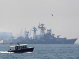 Сторожевой корабль "Сметливый" эскортируется турецкой береговой охраной в проливе Босфор