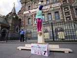 Очередная акция в защиту Pussy Riot прошла накануне днем в Санкт-Петербурге: активистка "распяла" себя у храма Спаса-на-Крови на деревянном кресте Очередная акция в защиту Pussy Riot прошла накануне днем в Санкт-Петербурге: активистка "распяла" себя у храма Спаса-на-Крови на деревянном кресте