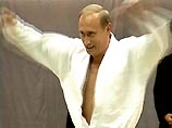 Президент России и премьер-министр Японии Иосиро Мори посетили Дворец спортивных единоборств "Кодокан", где Владимир Путин не только наблюдал за тренировкой спортсменов, но и сам вышел на татами