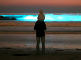 Прибрежные воды калифорнийского пляжа начали излучать голубой свет (ВИДЕО)