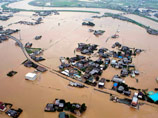 Около 250 тыс. жителей острова Кюсю были предупреждены в субботу об угрозе наводнения и получили предписания покинуть свои дома и укрыться в убежищах, сообщили в метеорологической службе Японии