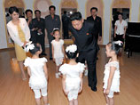 Северокорейское телевидение вновь показало нового лидера страны Ким Чен Ына в компании молодой женщины, которая, по предположениям некоторых СМИ, может быть его женой