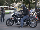 Около 16:20 на 26 км автотрассы "Ростов -Ставрополь" мотоцикл Suzuki, которым управлял начальник полиции УМВД России по Ростову-на-Дону, столкнулся с "КамАЗом"