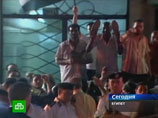 Египтяне забросали Хиллари Клинтон помидорами и ботинками, а проводили криками "Моника! Моника!"