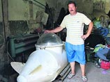 Житель Одессы Василий Чикур построил мини-подлодку, которую когда-то увидел во сне. Субмарина уже совершила несколько погружений и даже умудрилась выполнить фигуры "высшего пилотажа"