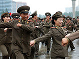 Северокорейский флешмоб: солдаты и студенты пустились в пляс, узнав о новом звании вождя (ФОТО)