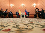 Глава правительства РФ Дмитрий Медведев в четверг встретился в Москве с королем Испании Хуаном Карлосом I
