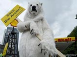 "Белые медведи" в качестве протеста против бурения арктической нефти захватили офис Shell во Франции
