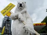 "Белые медведи" в качестве протеста против бурения арктической нефти захватили офис Shell во Франции "Белые медведи" в качестве протеста против бурения арктической нефти захватили офис Shell во Франции