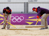 Белки наполнили орехами олимпийские площадки для пляжного волейбола