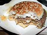 В момент подачи жалобы в ресторан "Глобал Сити" 22 июля никаких посторонних предметов в составе сэндвича выявлено не было", - заявили в McDonald's