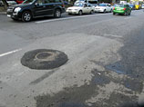 Коммунальные службы Екатеринбурга залатали дыры на дорогах города, которые стали частью иронических шаржей на губернатора области, а также на мэра Екатеринбурга и на главу его администрации Коммунальные службы Екатеринбурга залатали дыры на дорогах города, которые стали частью иронических шаржей на губернатора области, а также на мэра Екатеринбурга и на главу его администрации