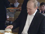 По этой причине по распоряжению Путина квалифицированные дегустаторы - врач и повар - в обязательном порядке проверяют каждое подаваемое ему блюдо на наличие яда