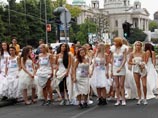 Около сотни дам в подвенечных платьях собрались в минувшие выходные в центре в Белграда, чтобы выиграть бесплатную свадьбу своей мечты