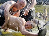 В Петербурге из-за моряков и десантников обезводят фонтаны В Петербурге из-за моряков и десантников обезводят фонтаны