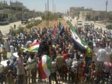 Курдские флаги и флаги сирийской оппозиции на митинге в Алеппо, 20 июля 2012 года