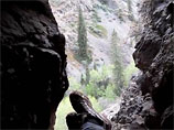 На последнем видео снимающий человек сначала держит камеру так, что видны его ноги и перспектива расположенного далеко внизу ущелья