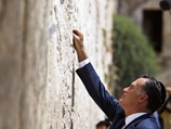 Администрация Стены плача в Иерусалиме сама вытащила записки кандидата в президенты США Митта Ромни и его супруги, которые те вложили между камней 29 июля, и перенесла "в другое место"