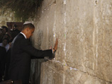 Записку Митта Ромни сразу вытащили из Стены плача. Чтобы не украли, как у Обамы