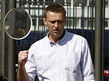 Блоггер Алексей Навальный во вторник утром прибыл на повторный допрос в Следственный комитет, где ему, как предполагается, будет предъявлено обвинение в "причинении имущественного ущерба без признаков хищения" по делу "Кировлеса"