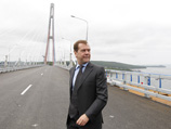2 июля премьер Дмитрий Медведев официально открыл этот мост через пролив Босфор Восточный, который должен связать материковую часть города с островом Русский