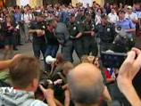 В Санкт-Петербурге акция также проходит в формате сидячей забастовки у Гостиного двора В Санкт-Петербурге акция также проходит в формате сидячей забастовки у Гостиного двора