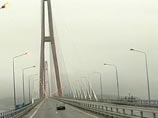 Мэр Владивостока Игорь Пушкарев на торжественной церемонии в среду, 1 августа , перерезал ленточку на мосту через пролив Босфор Восточный, тем самым открыв гигантское транспортное сооружения для движения автомобильного транспорта на остров Русский Мэр Владивостока Игорь Пушкарев на торжественной церемонии в среду, 1 августа , перерезал ленточку на мосту через пролив Босфор Восточный, тем самым открыв гигантское транспортное сооружения для движения автомобильного транспорта на остров Русский