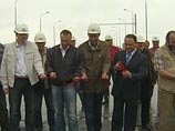 Пушкарев уточнил, что общественный транспорт будет ходить по мосту через месяц, когда дорожники достроят развязку на острове