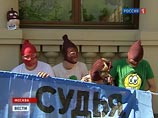 Третий день суда над Pussy Riot: для журналистов ввели "цензуру", подсудимым вызывали скорую Третий день суда над Pussy Riot: для журналистов ввели "цензуру", подсудимым вызывали скорую