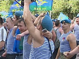 День ВДВ: в Москве десантники купались в фонтанах и ели арбузы, а в Ростове забросали полицию камнями