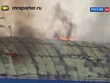В результате обрушилась крыша горевшего ангара на площади 200 кв. м В результате обрушилась крыша горевшего ангара на площади 200 кв. м