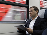 Медведев прибыл в Омск - смотреть на Сибирь из окна поезда
